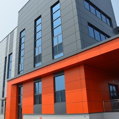 Edifício de construção de metal de cor personalizada com painel de sanduíche de telhado de metal