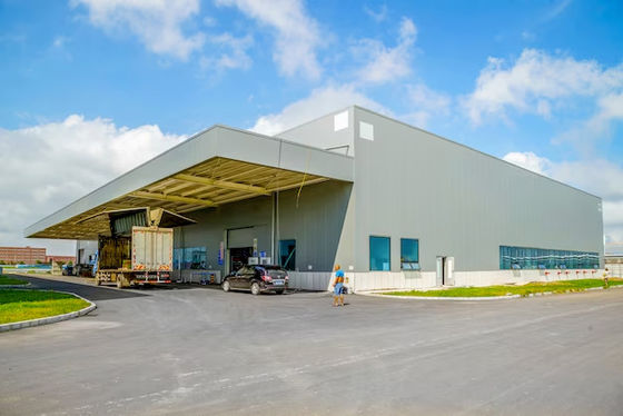 Instalação rápida de armazém de metal pré-fabricado resistência ao vento com revestimento de telhado de painel de sanduíche