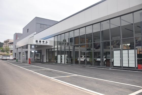 Q235B Armazém de estrutura de aço com painéis de telhado e parede isolados