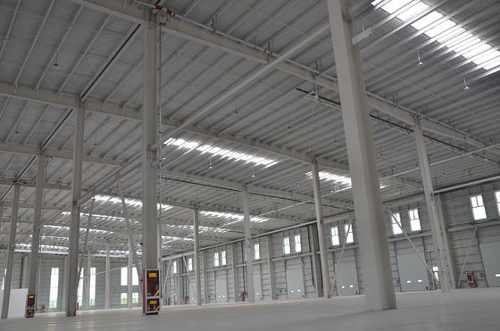 Edifícios de estrutura de aço acessíveis / personalizáveis para projetos pré-fabricados industriais de trilha rápida