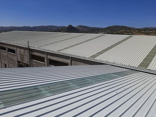 Q355B Armazém de estrutura de aço com clarabóia de FRP e isolamento de sanduíche de lã de vidro / PU