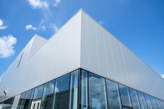 Armazém de estruturas industriais pré-fabricadas de aço com telhado e paredes isoladas