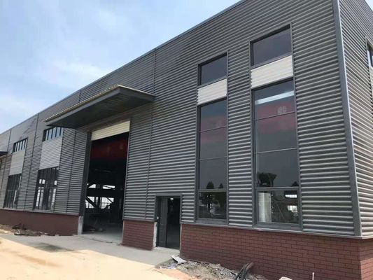 Edifício contemporâneo de aço com isolamento de lã de rocha e painéis de sandwich de telhado / parede