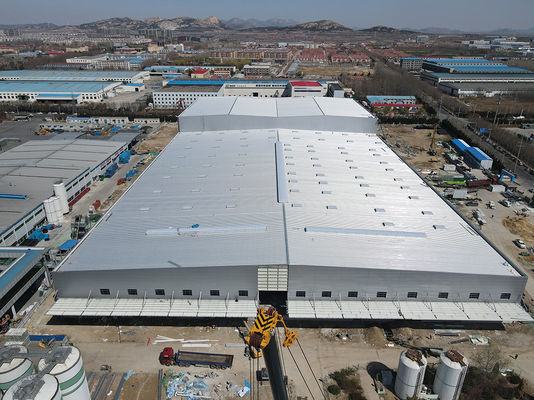 Construção de estruturas pré-fabricadas de aço de longa duração com superfície galvanizada ou pintada