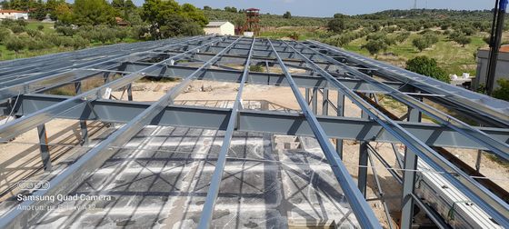 Edifício de armazém de aço industrial com mesa de escritório