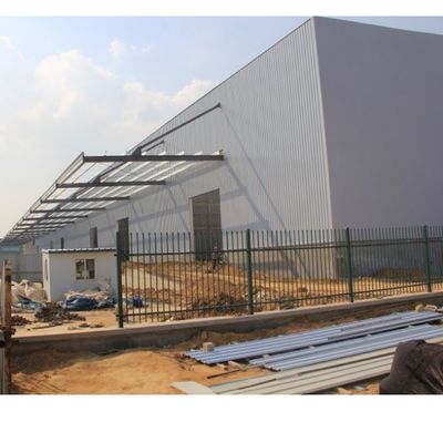Construção de estruturas pré-fabricadas de aço de alta resistência