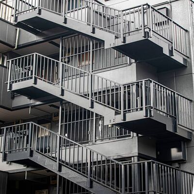 Espaçoso edifício de vários andares para uso comercial e residencial